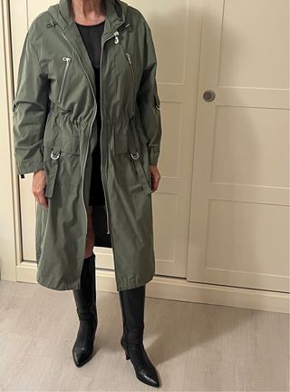 gabardina en color verde caqui 
