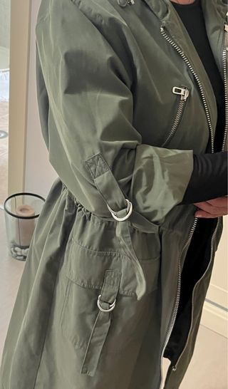 gabardina en color verde caqui 
