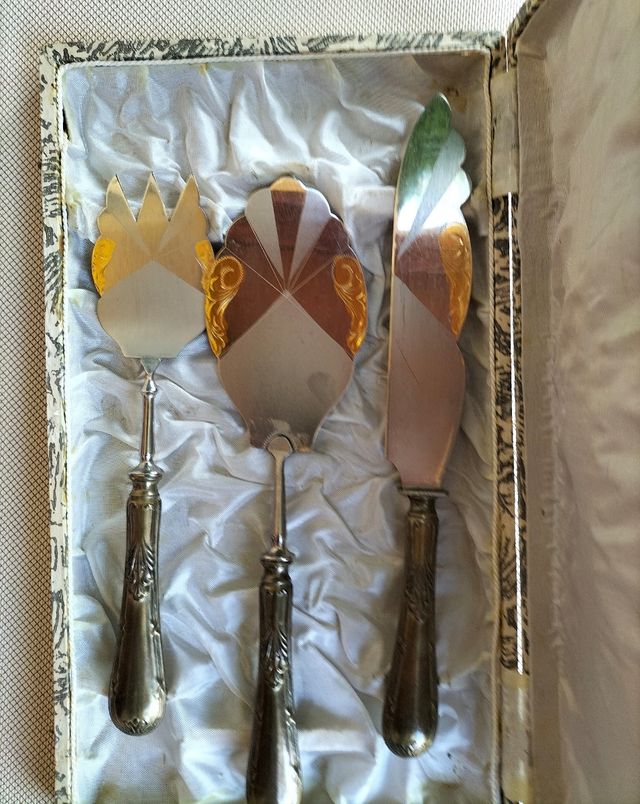 ANTIGUOS CUBIERTOS PARA TARTA Y REPOSTERÍA -