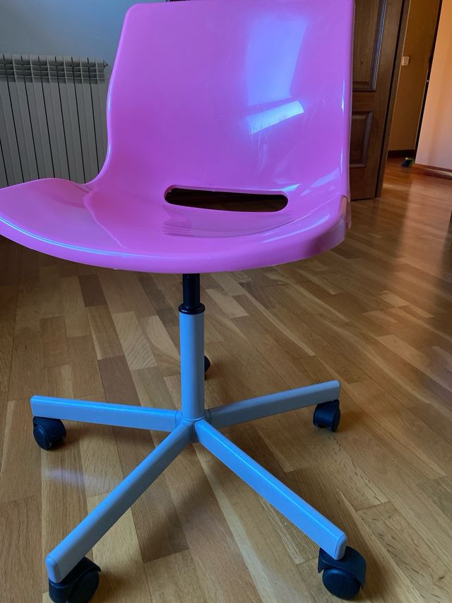 Silla de escritorio rosa Ikea, impecable