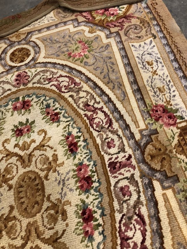 Antigua alfombra de palacio