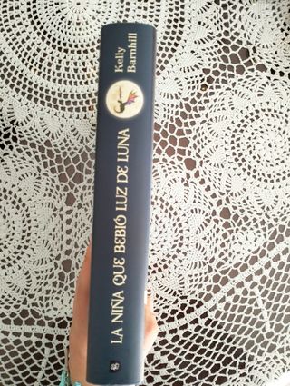 Libro la niña que bebió luz de luna. tapa dura