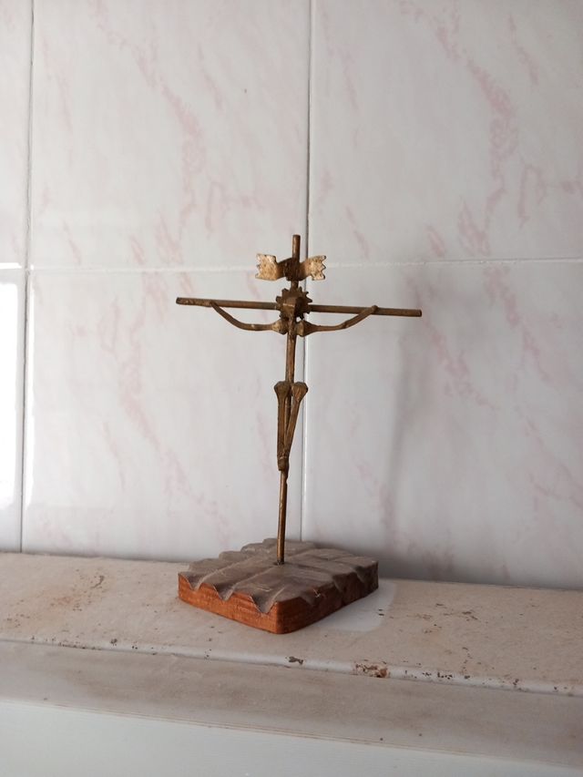 quadri, vasi crocifissi, tazze, piatti