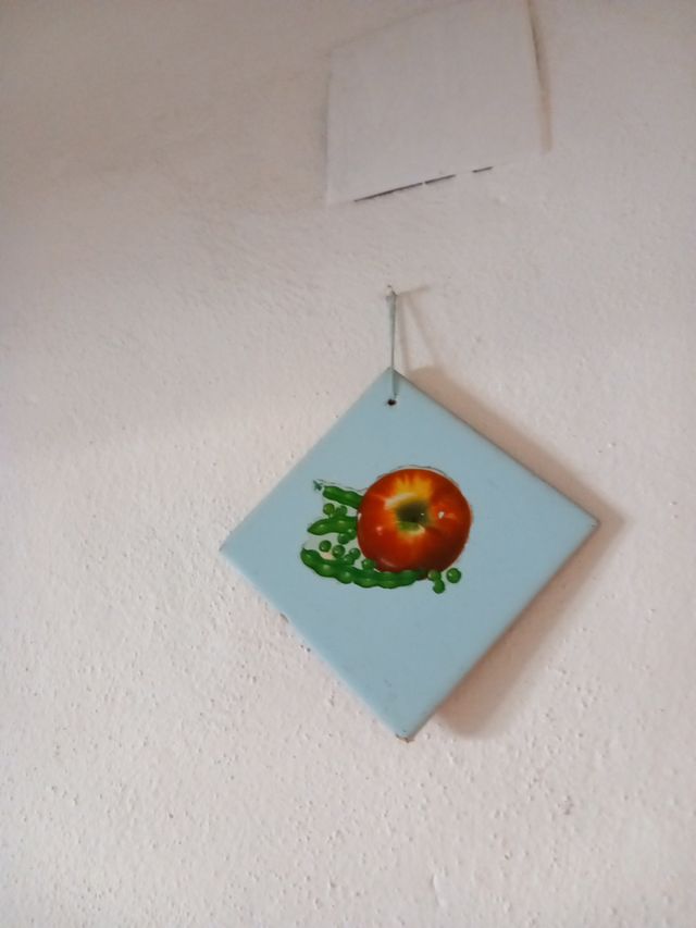 quadri, vasi crocifissi, tazze, piatti