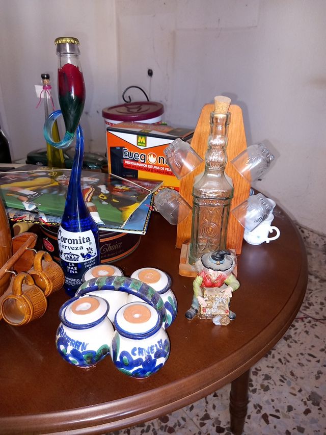 quadri, vasi crocifissi, tazze, piatti