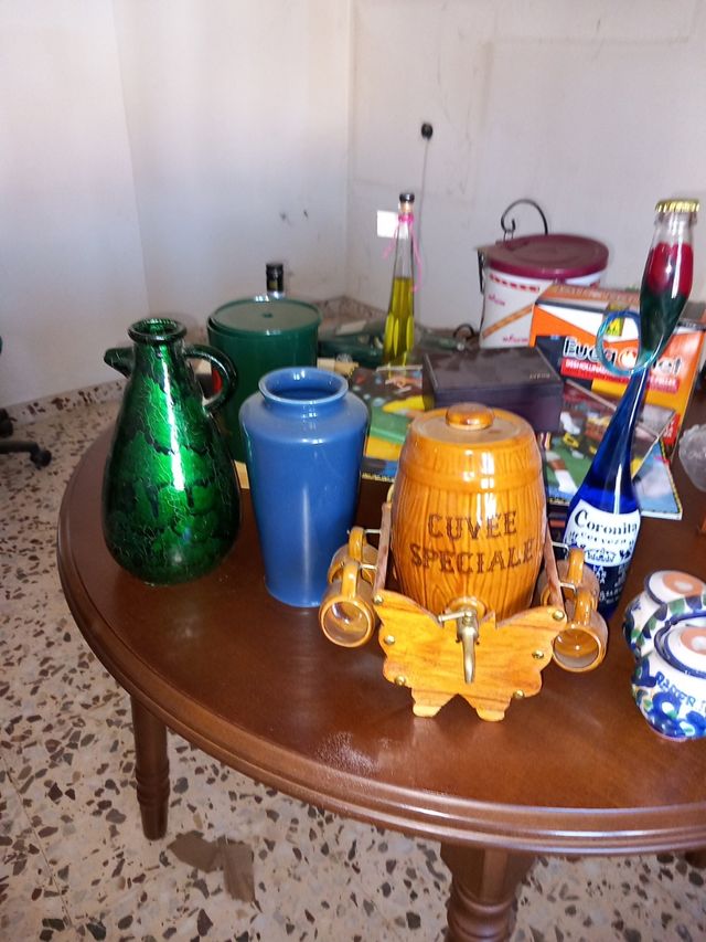 quadri, vasi crocifissi, tazze, piatti