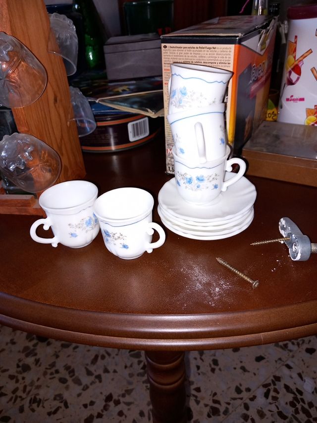 quadri, vasi crocifissi, tazze, piatti