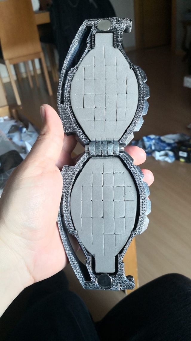 Caja detector metales.