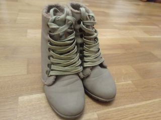 Botines beige con cuña