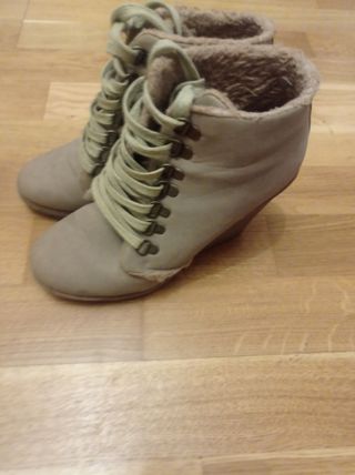 Botines beige con cuña
