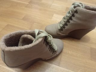 Botines beige con cuña