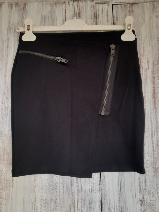 Falda asimétrica negra con cremalleras 