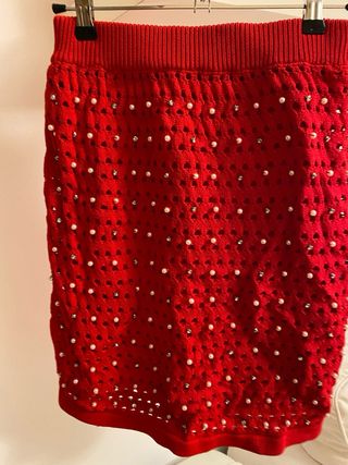 conjunto de punto rojo, falda y jersey, con perlas