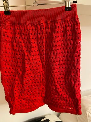 conjunto de punto rojo, falda y jersey, con perlas