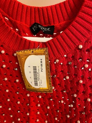 conjunto de punto rojo, falda y jersey, con perlas