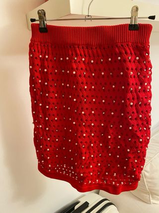 conjunto de punto rojo, falda y jersey, con perlas
