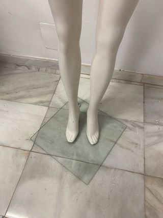 Maniquí mujer escaparate tienda