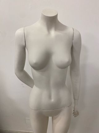 Maniquí mujer escaparate tienda