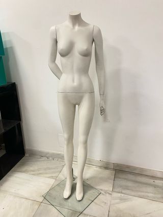 Maniquí mujer escaparate tienda