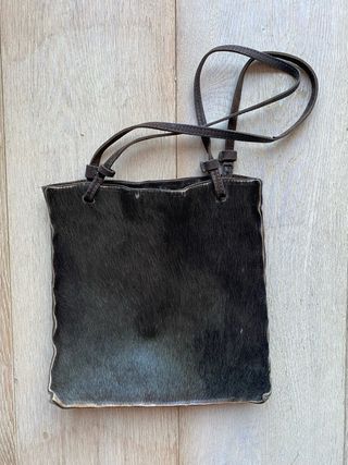 bolsito de mano de cuero con pelo