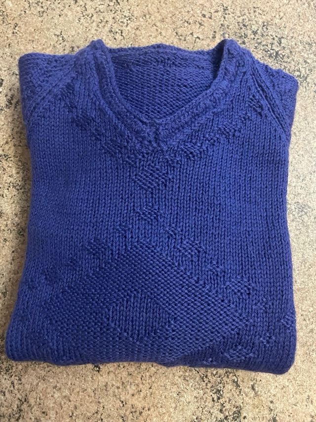 maglione di lana blu fatto a mano
