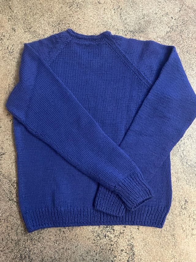 maglione di lana blu fatto a mano