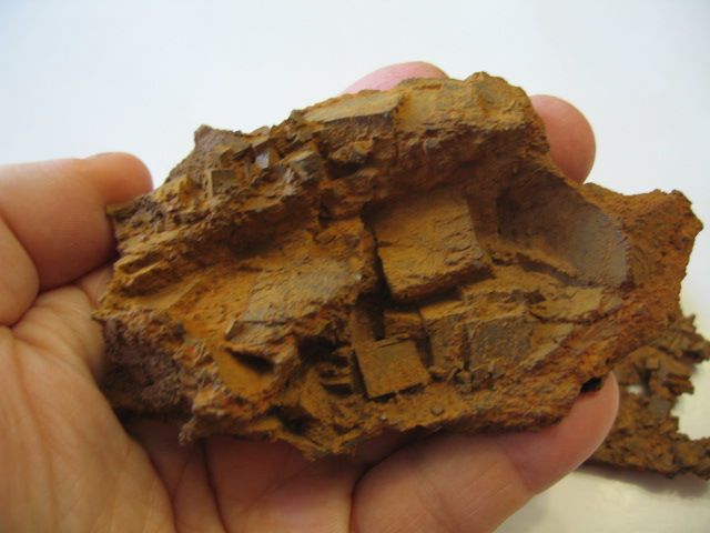 Limonite piritica pseudomorfa. Minerali