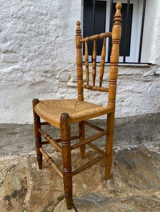 Sillas de madera maciza antiguas.