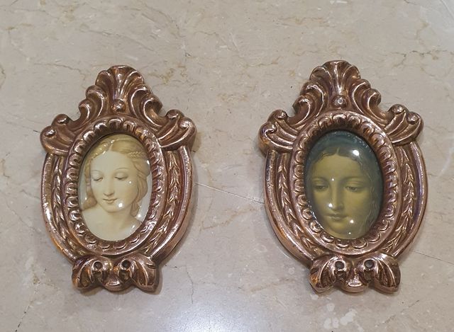 Dos marcos antiguos.