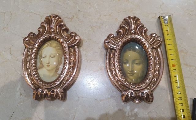 Dos marcos antiguos.