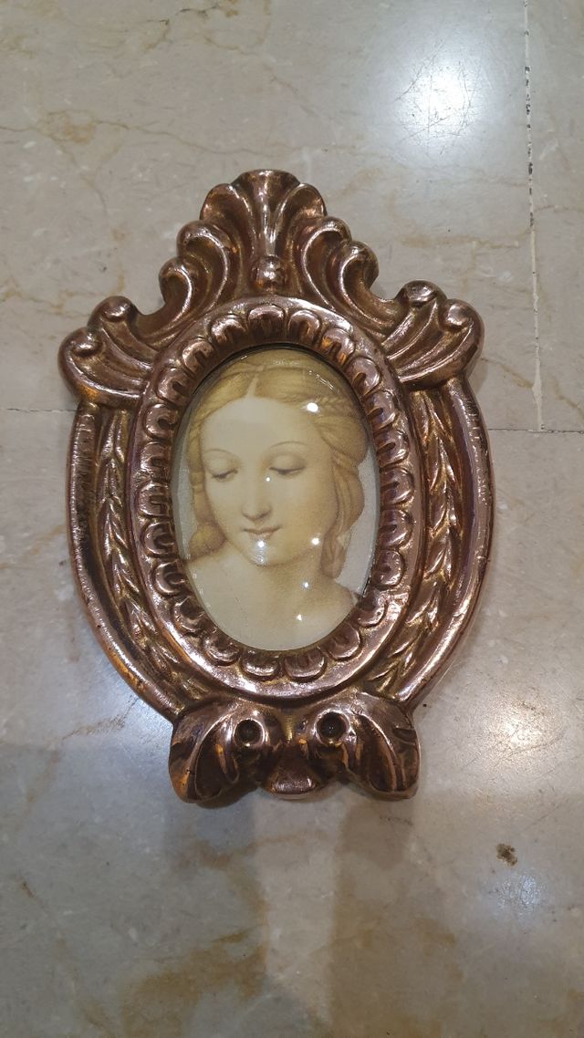 Dos marcos antiguos.