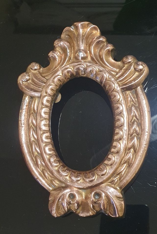 Dos marcos antiguos.