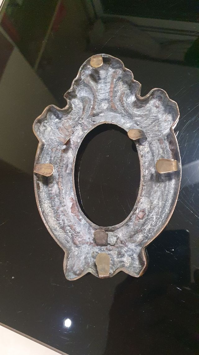 Dos marcos antiguos.