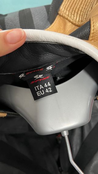 mono mujer moto