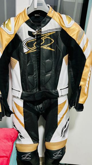 mono mujer moto