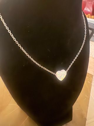 collar de plata con corazón de ópalo