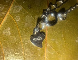 collar de plata con corazón de ópalo