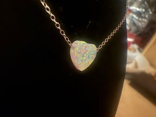 collar de plata con corazón de ópalo