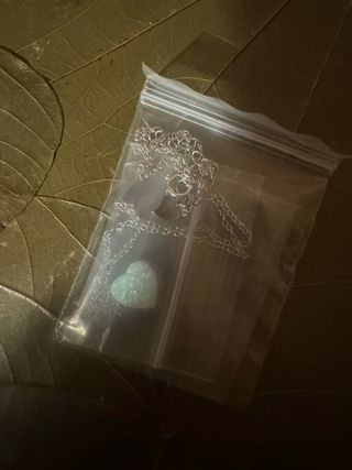 collar de plata con corazón de ópalo