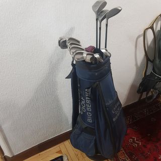 juego de golf. palos y bolsa