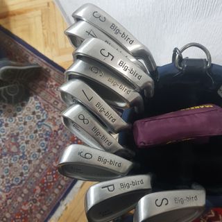 juego de golf. palos y bolsa