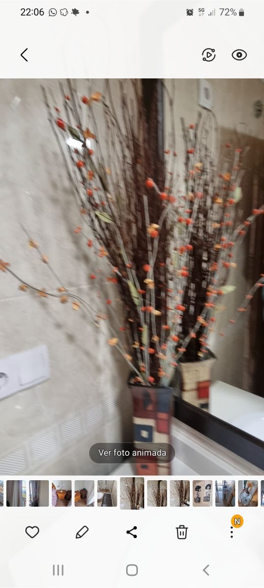 Jarrón con flores artificiales altas