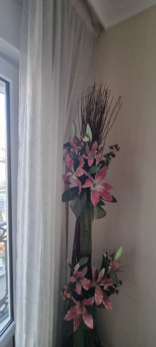 Planta artificial, centro alto con flores.