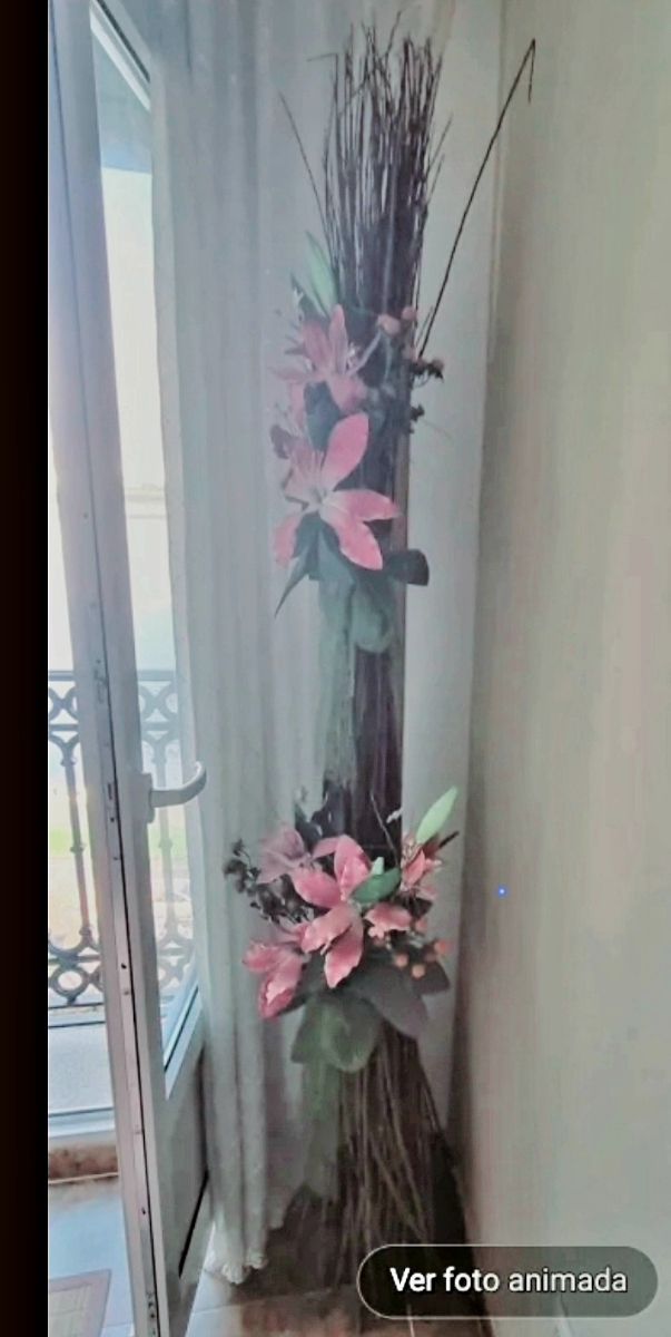 Planta artificial, centro alto con flores.