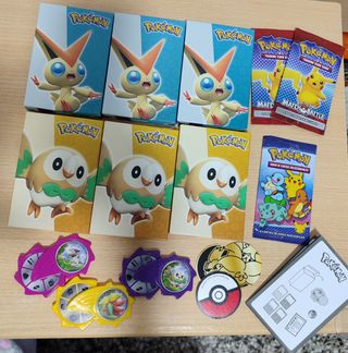 Cajas con cartas de Pokémon sin abrir