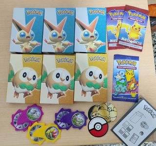 Cajas con cartas de Pokémon sin abrir