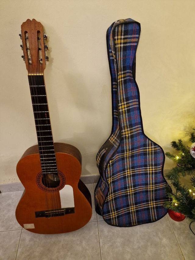 Vieja guitarra española con funda