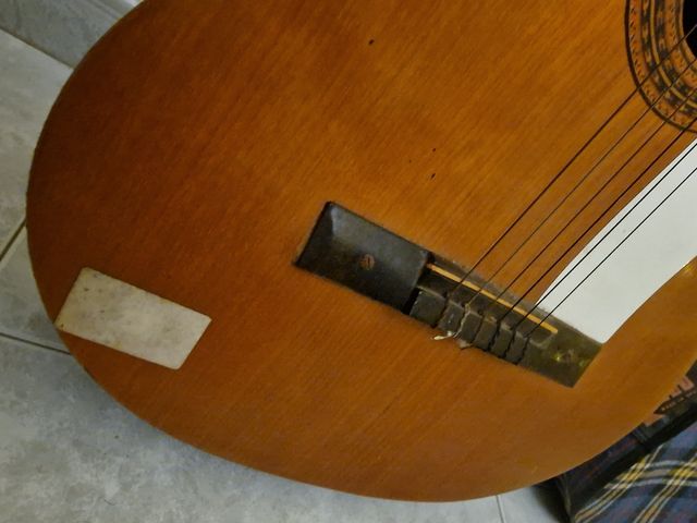 Vieja guitarra española con funda