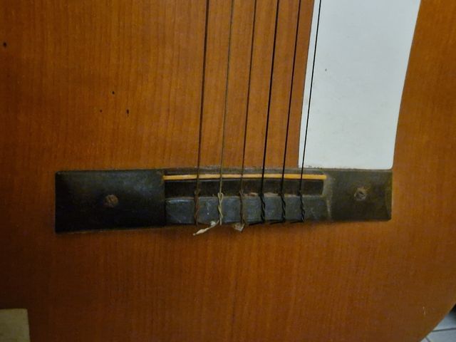 Vieja guitarra española con funda