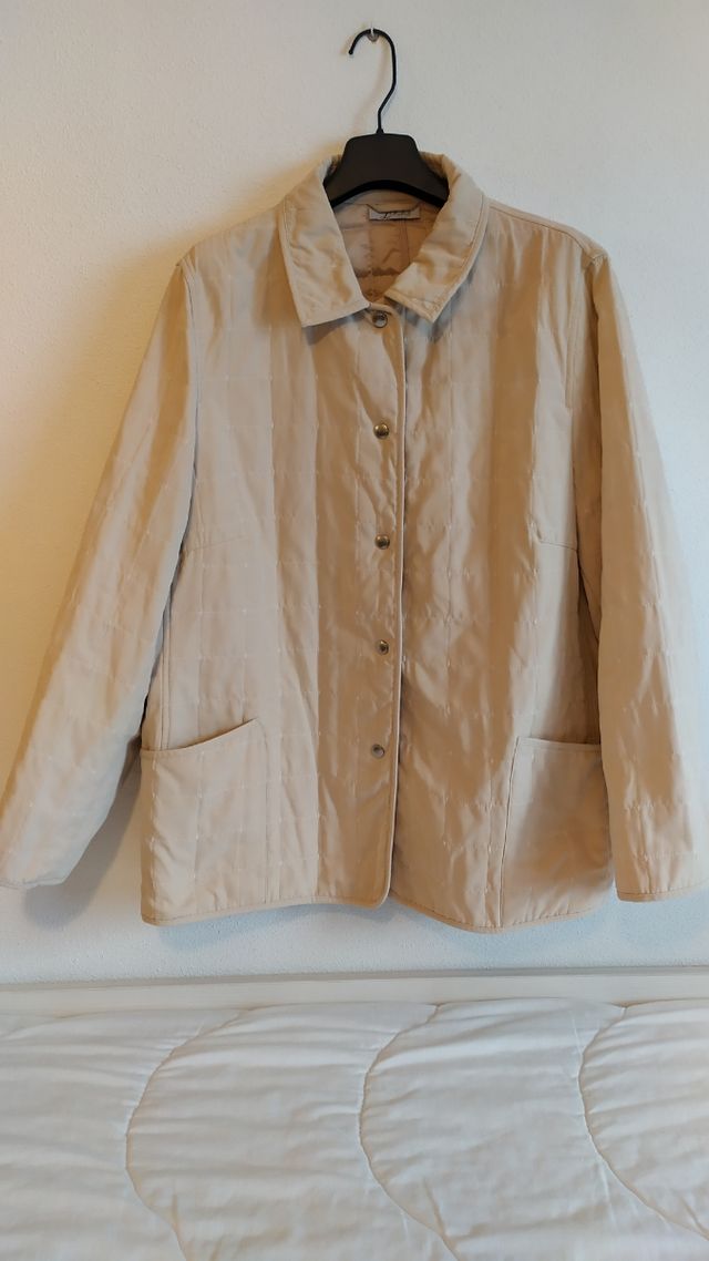 Cazadora acolchada fina beige mujer 56